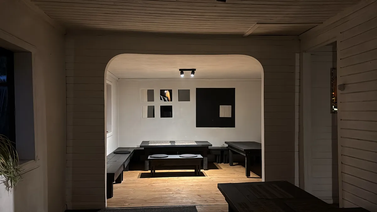 Salón interior de Nocedal con luz cálida y detalles de madera