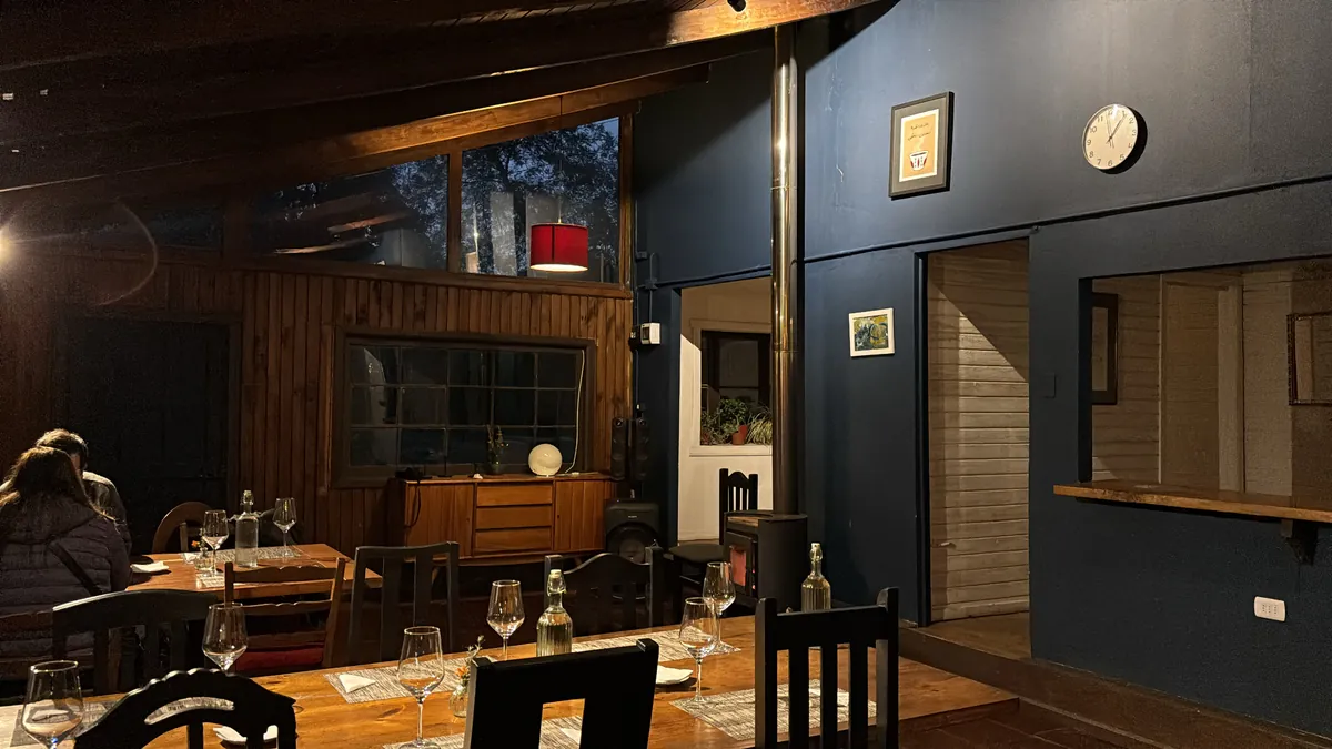 Comedor de la casona de Nocedal, ambiente acogedor de casa de campo